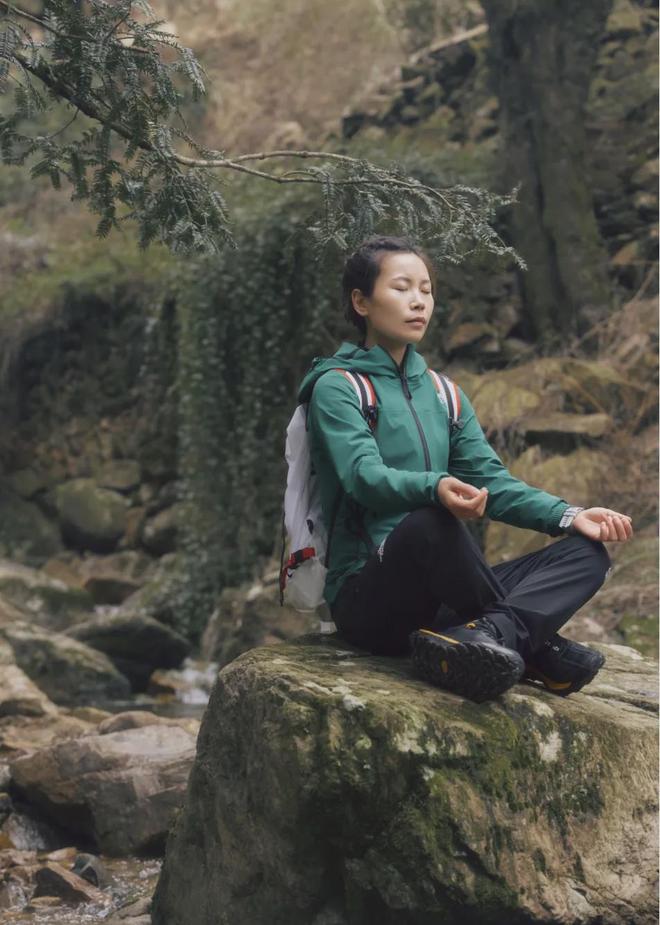 门徒平台：“退一步”是骗局：她们涌入山中，把世界越走越大