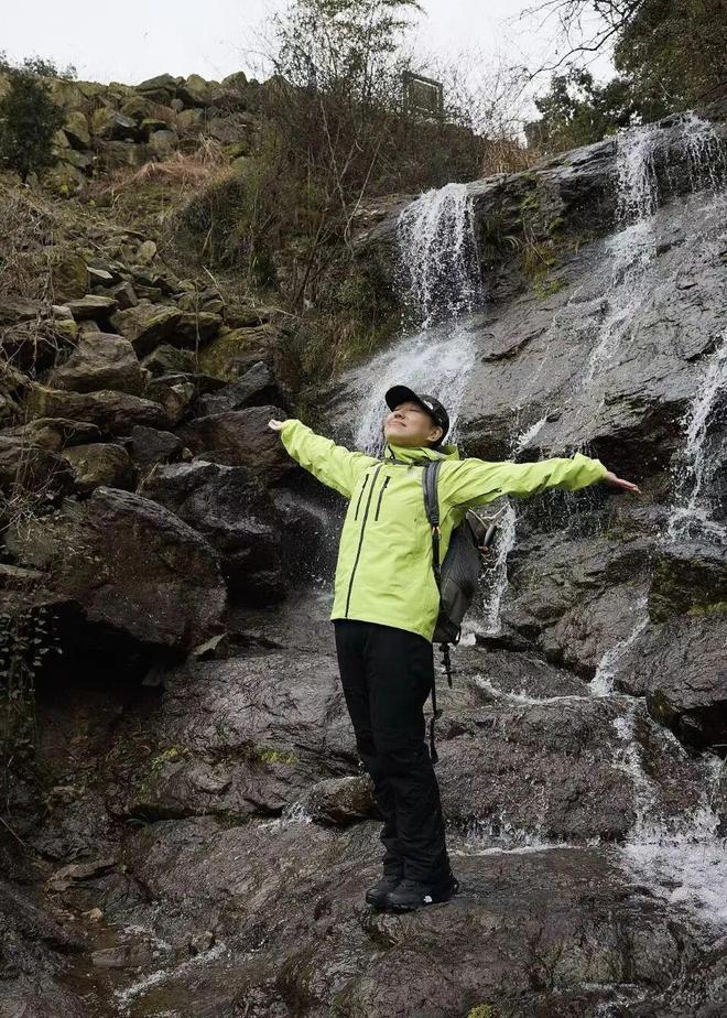 门徒平台：“退一步”是骗局：她们涌入山中，把世界越走越大